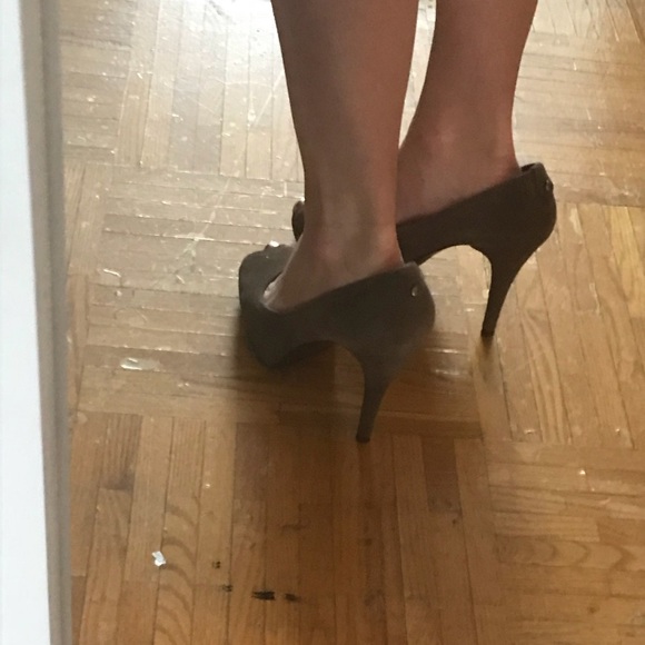 Stuart Weizmann Tan Peep Toe Pump 9 - Picture 8 of 8